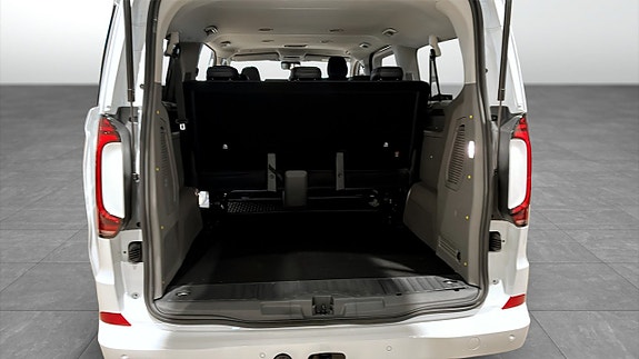 Volkswagen Caravelle 12 of 12