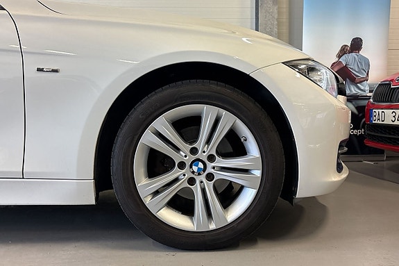 BMW 318d 11 of 18