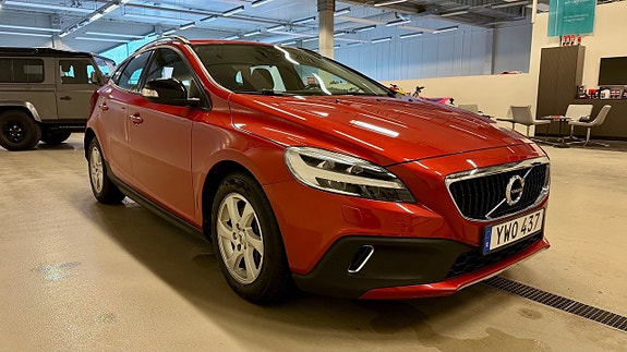 Volvo V40 Cross Country 2 of 5