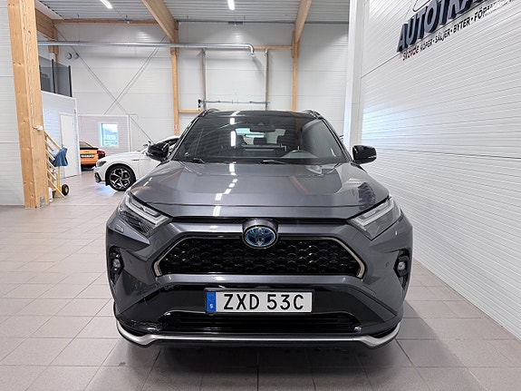 Toyota RAV4 Plug-in Hybrid 4 of 5