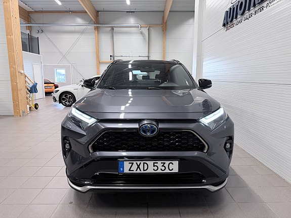 Toyota RAV4 Plug-in Hybrid 2 of 5