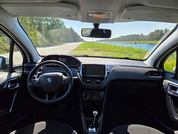 Peugeot 208 3 of 3