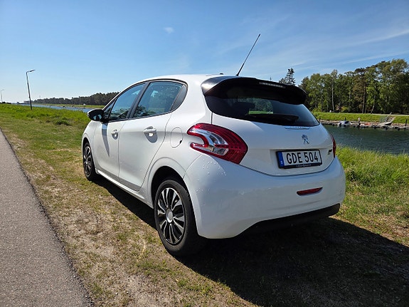 Peugeot 208 2 of 3