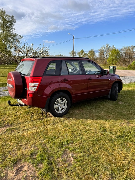 Suzuki Grand Vitara 2 of 4