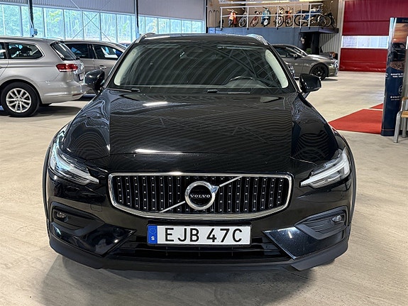 Volvo V60 Cross Country 2 of 5
