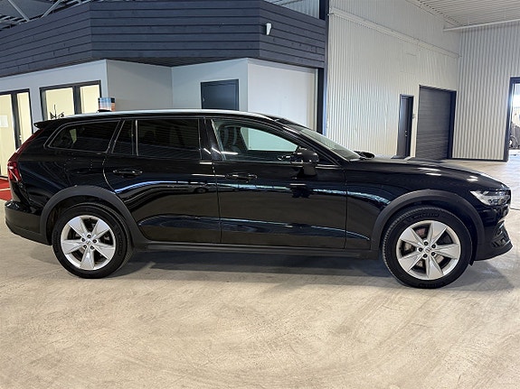 Volvo V60 Cross Country 3 of 5