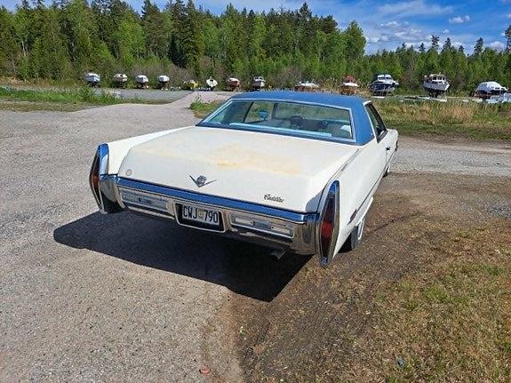 Cadillac Deville 5 of 5