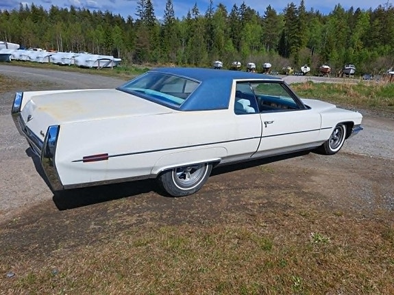 Cadillac Deville 4 of 5