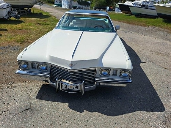 Cadillac Deville 2 of 5