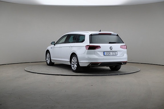 Volkswagen Passat 2 of 5