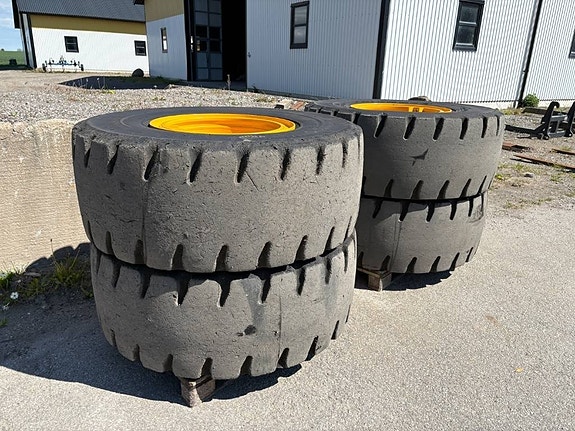 4 st punkteringsfria däck med fälg till Volvo L90H 3 of 4