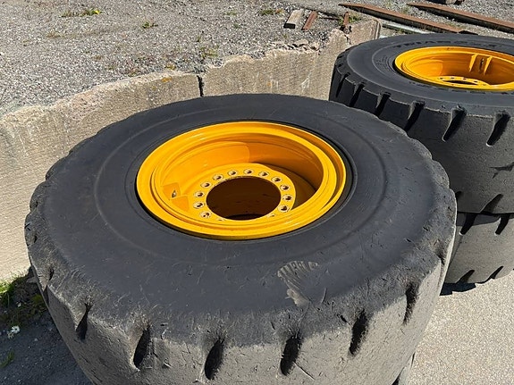 4 st punkteringsfria däck med fälg till Volvo L90H 4 of 4