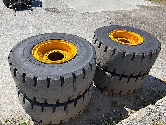 4 st punkteringsfria däck med fälg till Volvo L90H 2 of 4