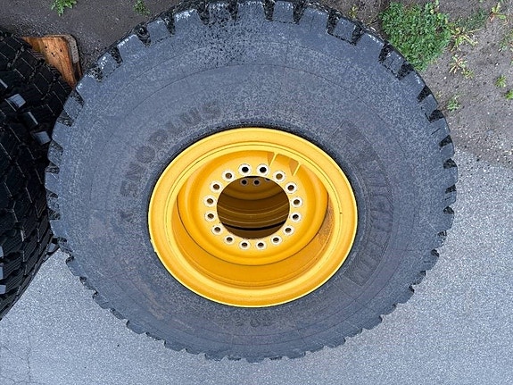 Michelin Snoplus däck med fälg till Volvo L70H , L90H 4 of 5