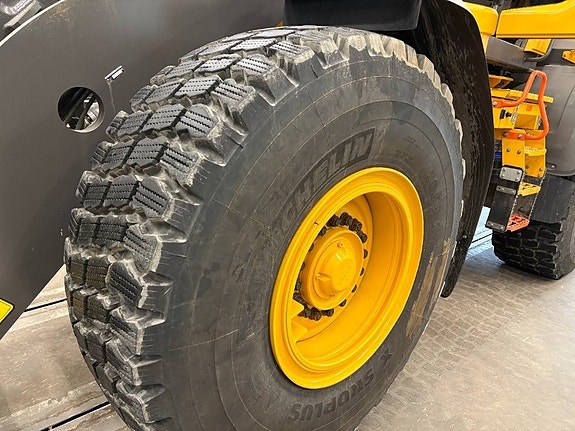 Michelin Snoplus däck med fälg till Volvo L70H , L90H 3 of 5