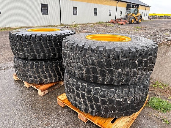 Michelin Snoplus däck med fälg till Volvo L70H , L90H 2 of 5