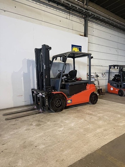 Toyota truck 8FBMT45 2 of 2