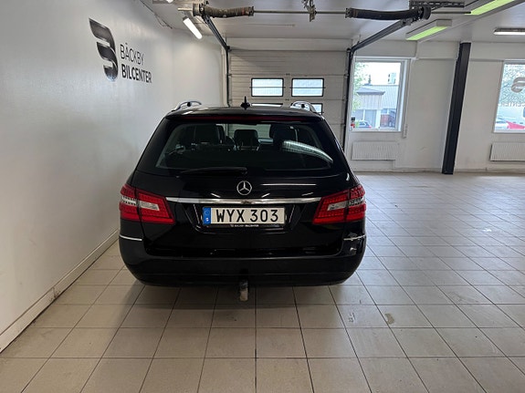 Mercedes-Benz E220 4 of 5