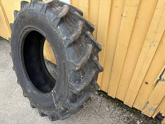 Däck 340/85-24. Begagnat.
