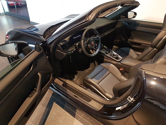 Porsche 911 Carrera 4 GTS 6 of 15