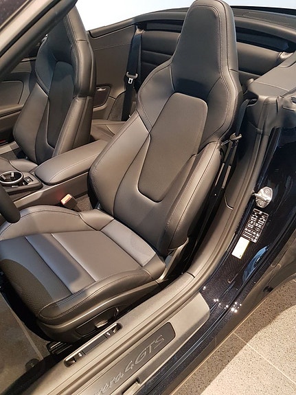 Porsche 911 Carrera 4 GTS 9 of 15