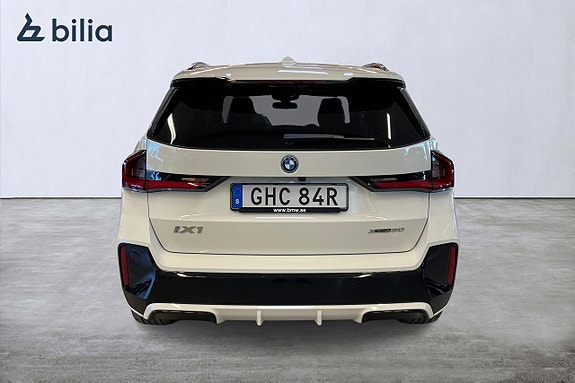 BMW iX1 4 of 5