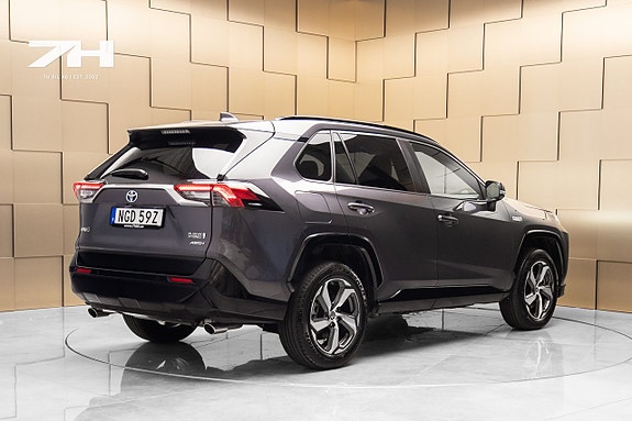 Toyota RAV4 Plug-in Hybrid 5 of 5