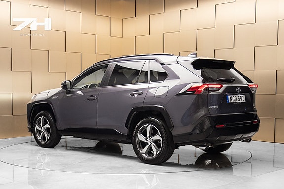 Toyota RAV4 Plug-in Hybrid 3 of 5