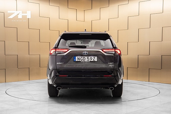 Toyota RAV4 Plug-in Hybrid 4 of 5