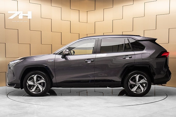 Toyota RAV4 Plug-in Hybrid 2 of 5