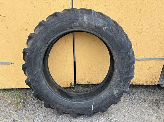 Däck 12/4-32. Begagnat.