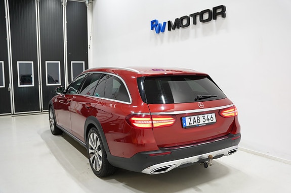 Mercedes-Benz E220 4 of 5