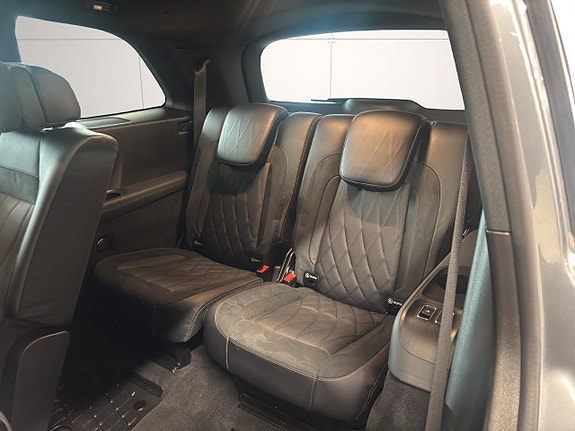 Mercedes-Benz GLS63 14 of 28