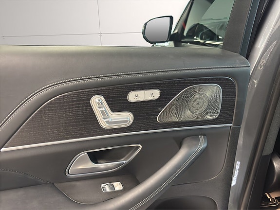 Mercedes-Benz GLS63 26 of 28