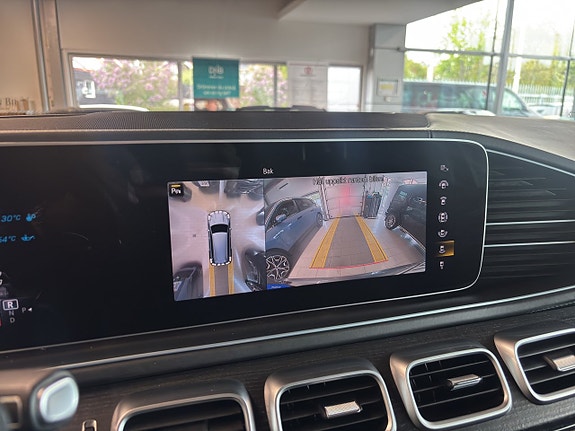 Mercedes-Benz GLS63 18 of 28