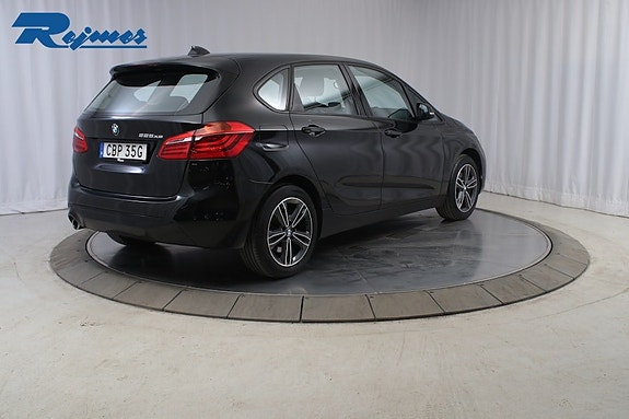 BMW 225xe 4 of 5