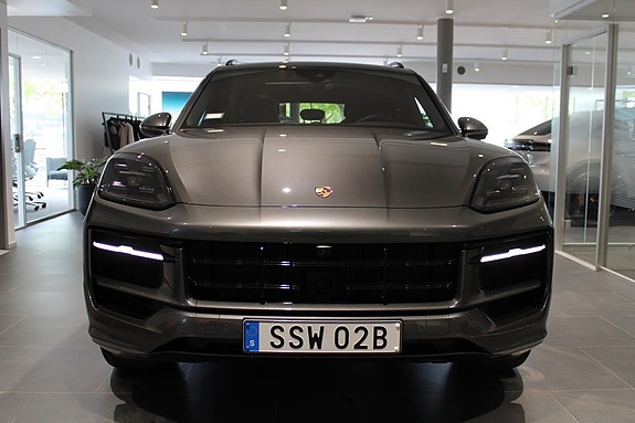 Porsche Cayenne 4 of 5