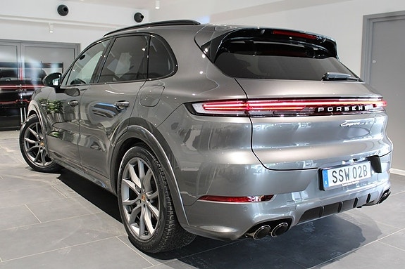 Porsche Cayenne 2 of 5