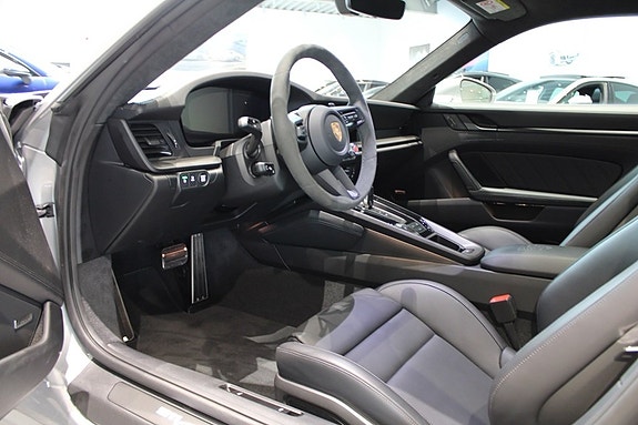 Porsche 911 Carrera GTS 3 of 5