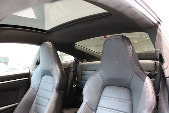 Porsche 911 Carrera GTS 4 of 5