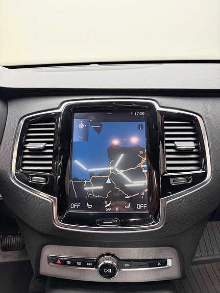 Volvo XC90 11 of 15