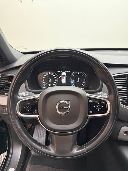 Volvo XC90 10 of 15