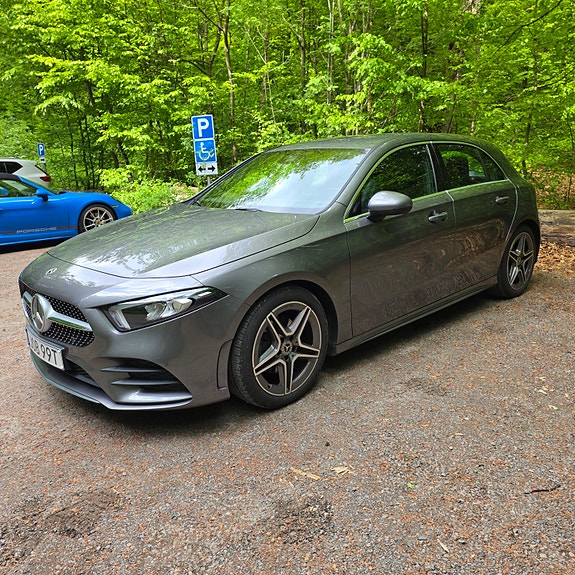 Mercedes-Benz A180 2 of 5