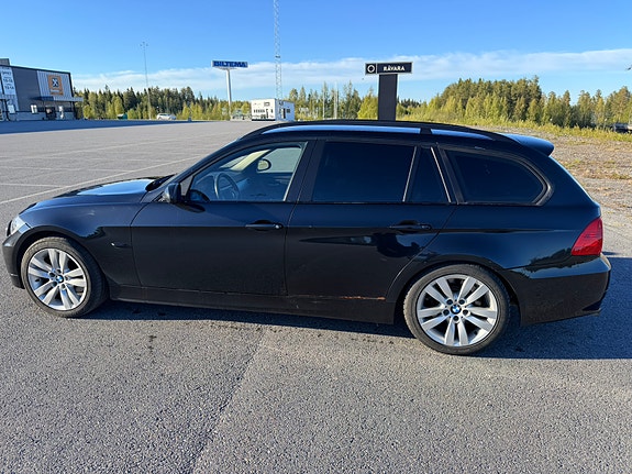 BMW 325Xi 4 of 5