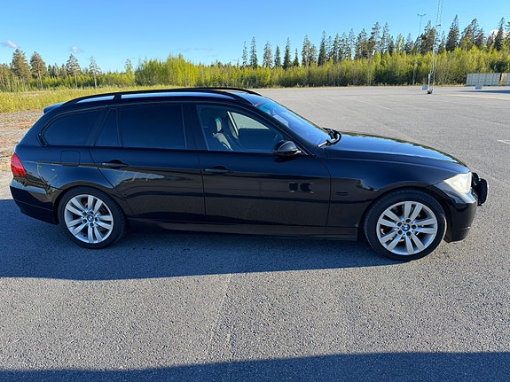 BMW 325Xi 2 of 5