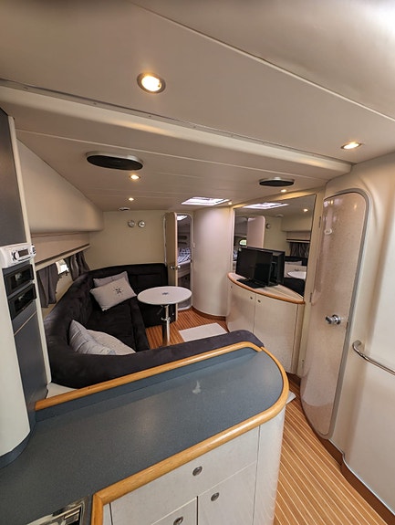 Princess 406 Riviera – Välutrustad och löpande uppgraderad pärla 9 of 12