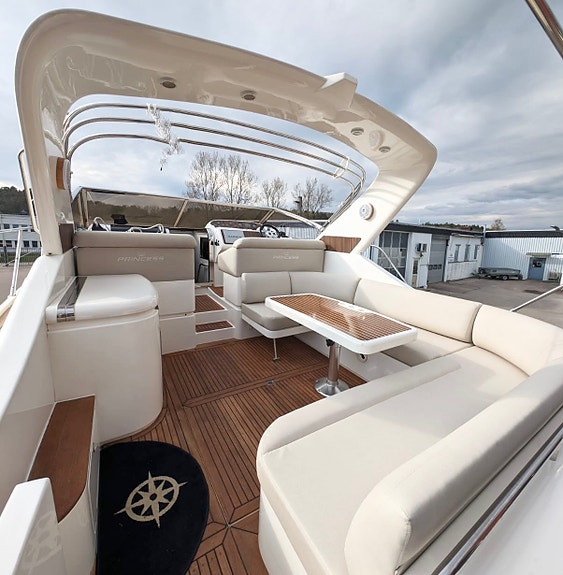 Princess 406 Riviera – Välutrustad och löpande uppgraderad pärla 3 of 12