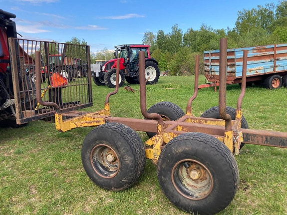 Skogstraktor Valmet 505 med FMV 290 kran och Moheda kärra 7 of 12