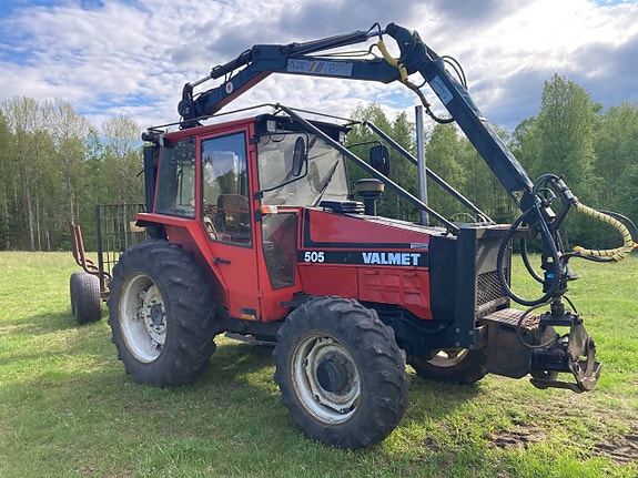 Skogstraktor Valmet 505 med FMV 290 kran och Moheda kärra 2 of 12