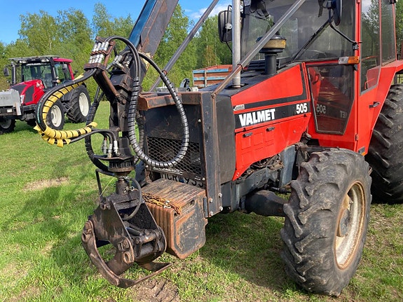Skogstraktor Valmet 505 med FMV 290 kran och Moheda kärra 3 of 12